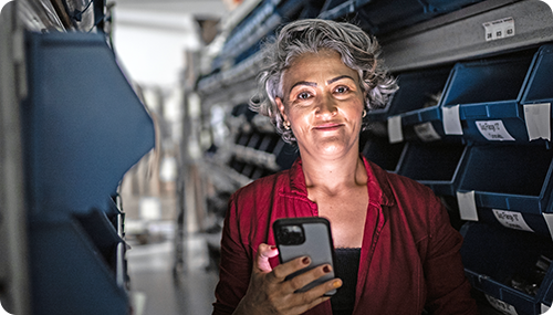 Image représentant un fournisseur dans son environnement de travail utilisant un téléphone cellulaire