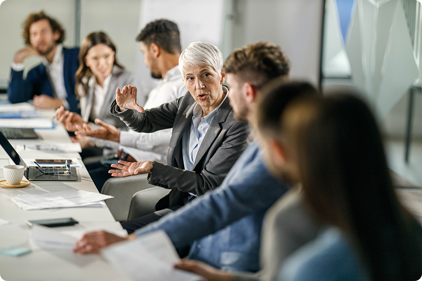 Groupe de gens d’affaires travaillant ensemble sur un plan pour atténuer les risques en milieu de travail